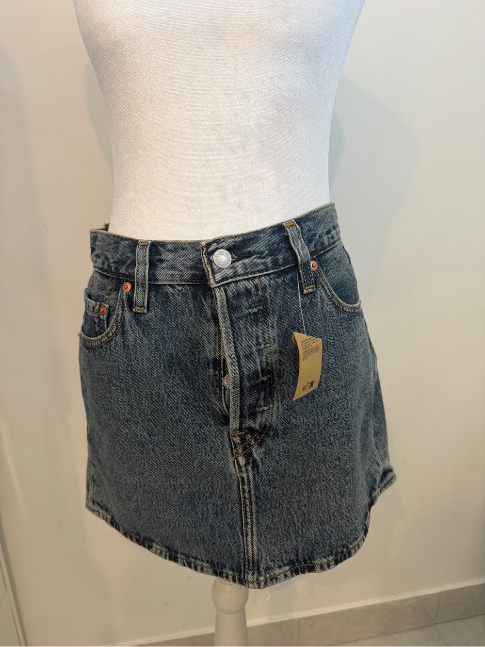 NWT Levi’s Icon Mid Rise Denim Mini Skirt Medium Wash Size 26